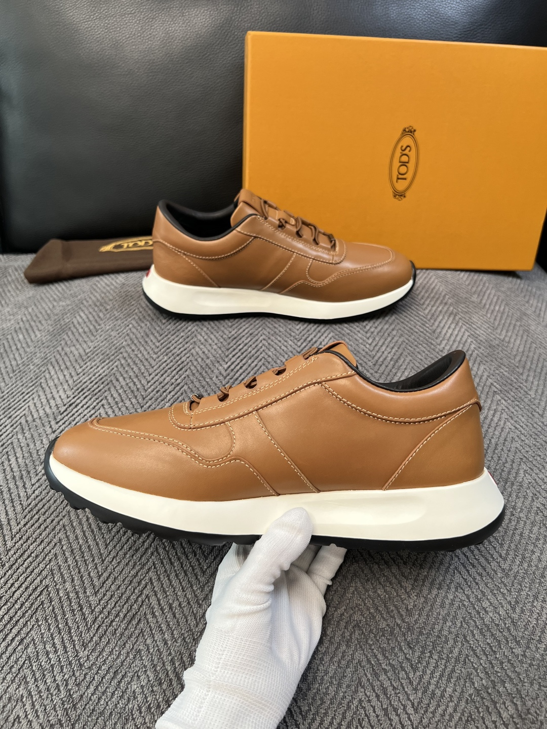 Tods  高品质  顶级工艺品  托德斯  专柜新款原厂配置，意大利进口牛皮拼布面料，进口牛里垫，透气舒适，鞋底：原厂