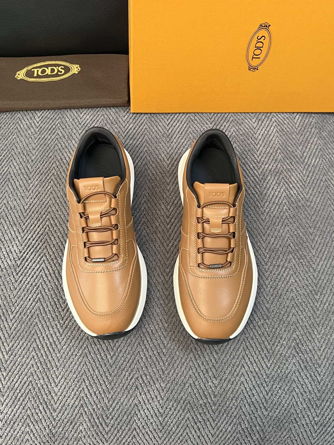 Tods  高品质  顶级工艺品  托德斯  专柜新款原厂配置，意大利进口牛皮拼布面料，进口牛里垫，透气舒适，鞋底：原厂