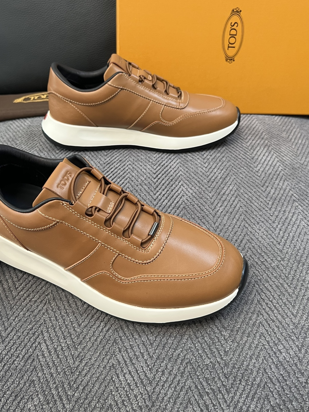 Tods  高品质  顶级工艺品  托德斯  专柜新款原厂配置，意大利进口牛皮拼布面料，进口牛里垫，透气舒适，鞋底：原厂