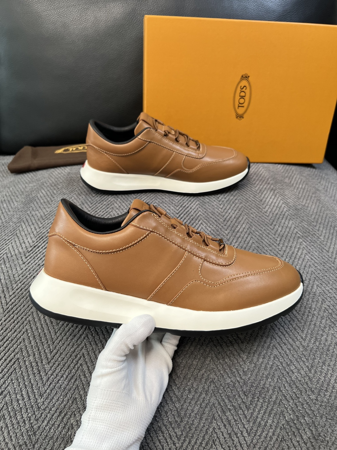 Tods  高品质  顶级工艺品  托德斯  专柜新款原厂配置，意大利进口牛皮拼布面料，进口牛里垫，透气舒适，鞋底：原厂