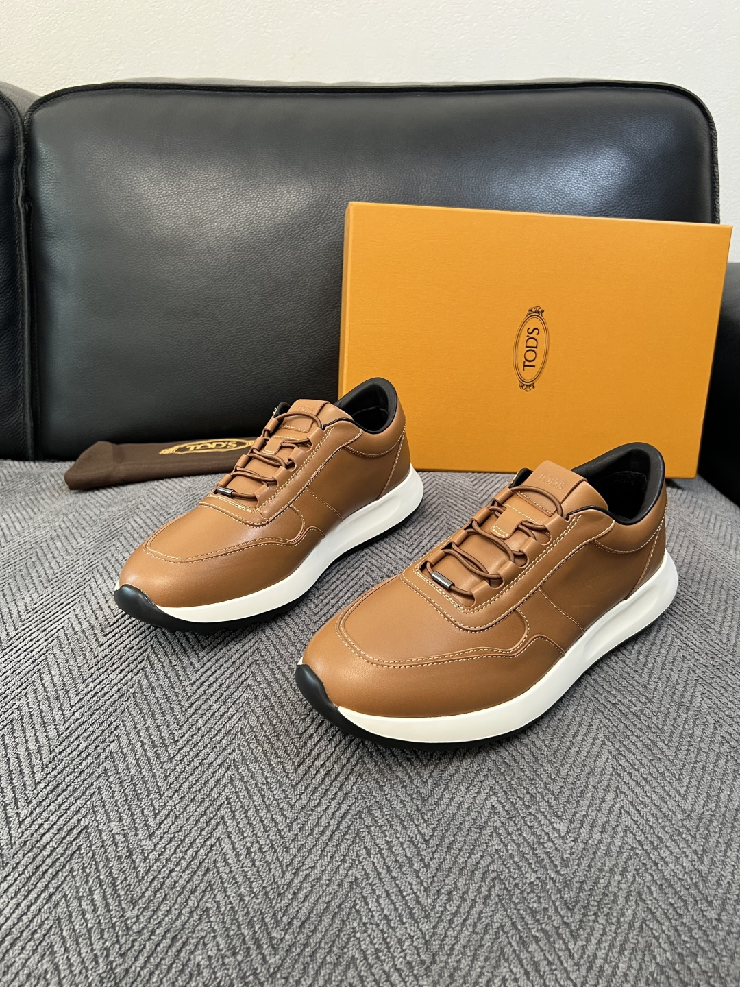 Tods  高品质  顶级工艺品  托德斯  专柜新款原厂配置，意大利进口牛皮拼布面料，进口牛里垫，透气舒适，鞋底：原厂