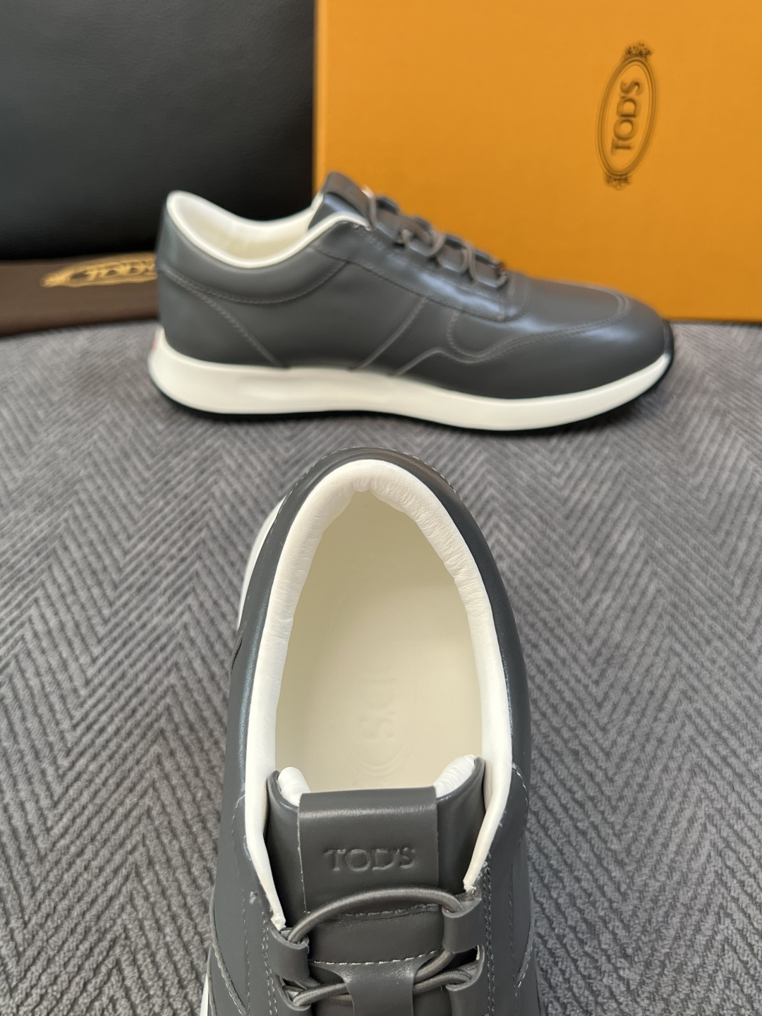 Tods  高品质  顶级工艺品  托德斯  专柜新款原厂配置，意大利进口牛皮拼布面料，进口牛里垫，透气舒适，鞋底：原厂