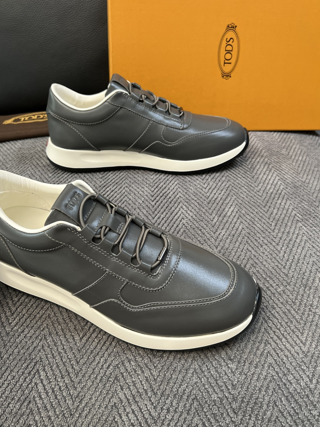 Tods  高品质  顶级工艺品  托德斯  专柜新款原厂配置，意大利进口牛皮拼布面料，进口牛里垫，透气舒适，鞋底：原厂