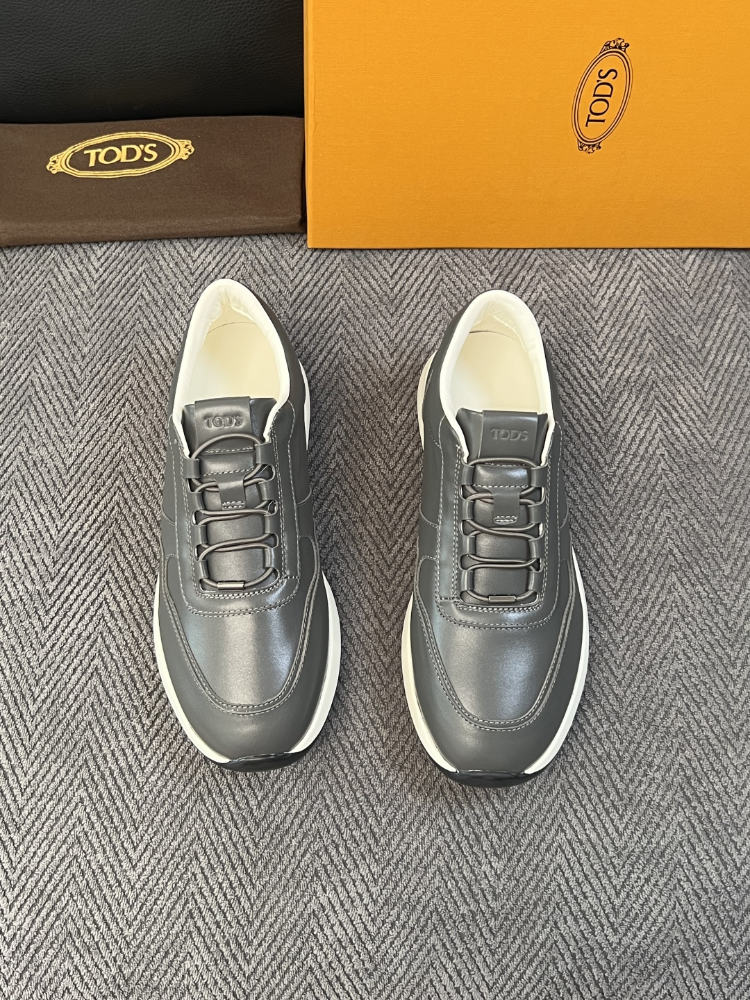 Tods  高品质  顶级工艺品  托德斯  专柜新款原厂配置，意大利进口牛皮拼布面料，进口牛里垫，透气舒适，鞋底：原厂