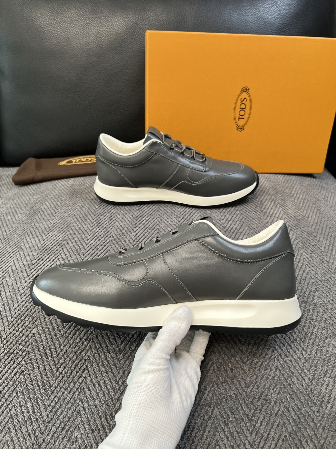 Tods  高品质  顶级工艺品  托德斯  专柜新款原厂配置，意大利进口牛皮拼布面料，进口牛里垫，透气舒适，鞋底：原厂