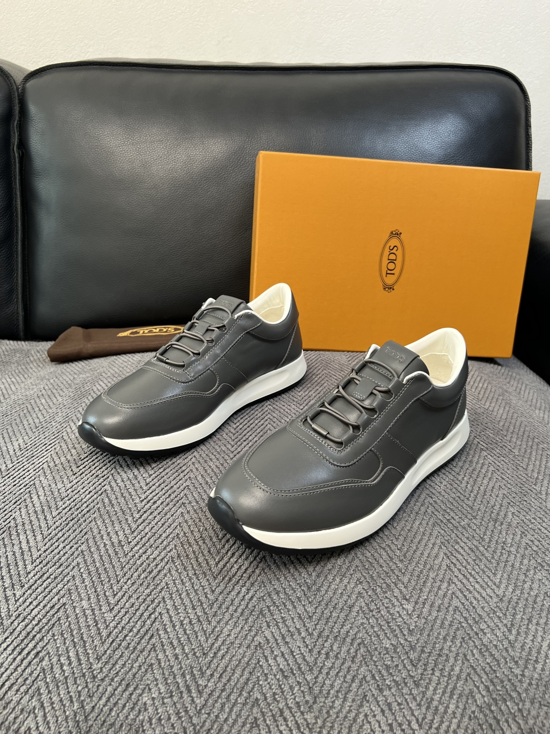 Tods  高品质  顶级工艺品  托德斯  专柜新款原厂配置，意大利进口牛皮拼布面料，进口牛里垫，透气舒适，鞋底：原厂
