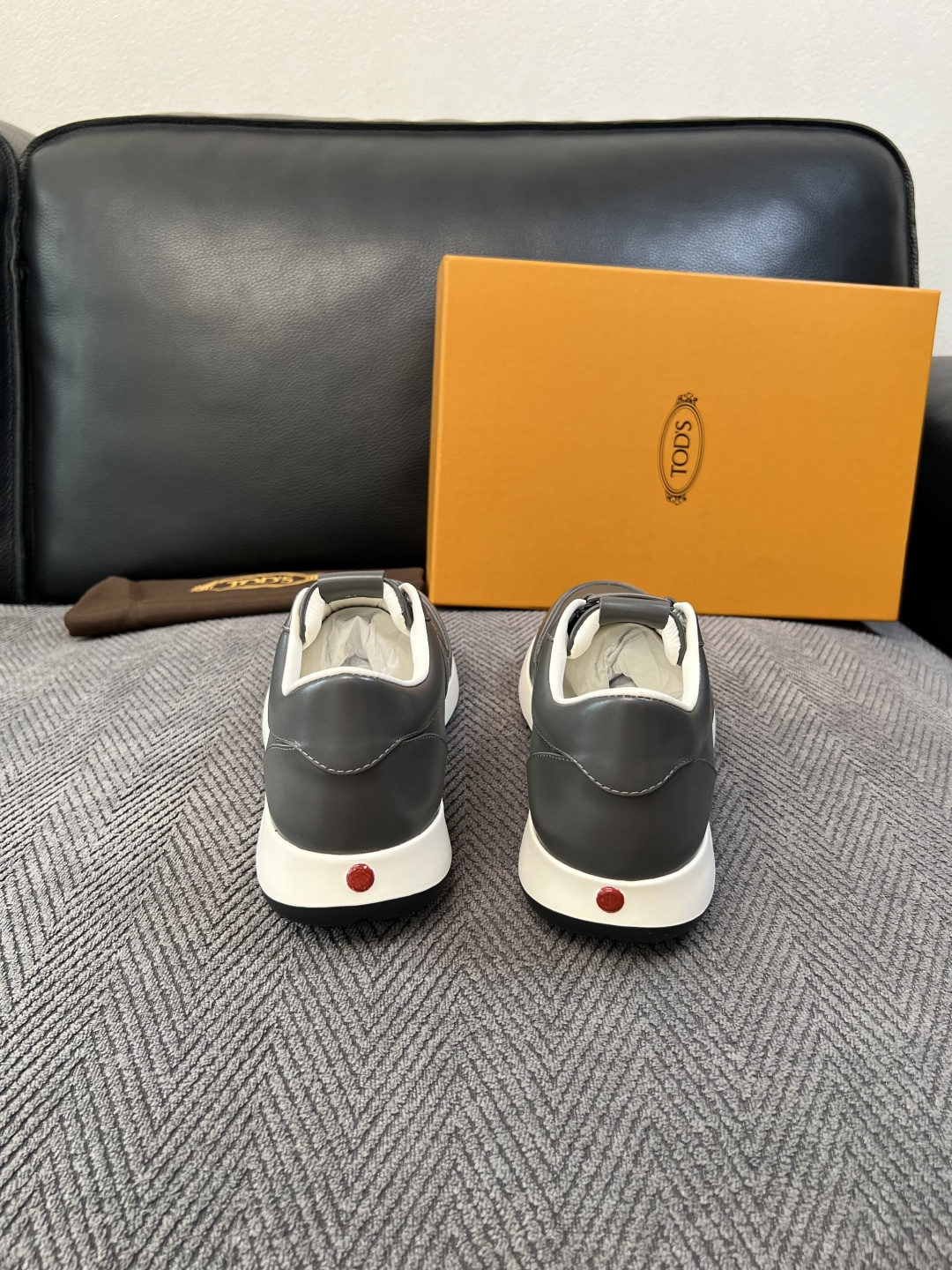 Tods  高品质  顶级工艺品  托德斯  专柜新款原厂配置，意大利进口牛皮拼布面料，进口牛里垫，透气舒适，鞋底：原厂