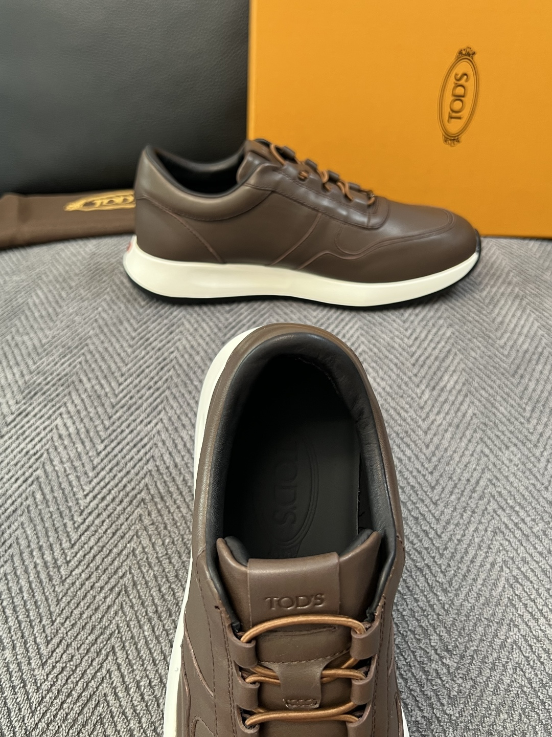 Tods  高品质  顶级工艺品  托德斯  专柜新款原厂配置，意大利进口牛皮拼布面料，进口牛里垫，透气舒适，鞋底：原厂