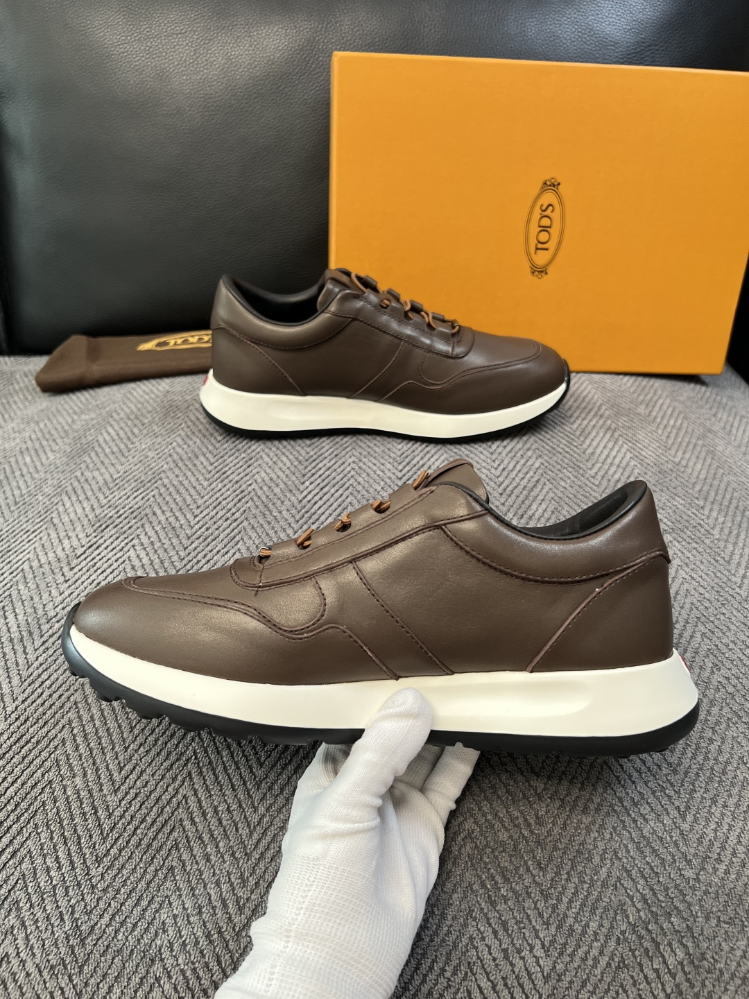 Tods  高品质  顶级工艺品  托德斯  专柜新款原厂配置，意大利进口牛皮拼布面料，进口牛里垫，透气舒适，鞋底：原厂