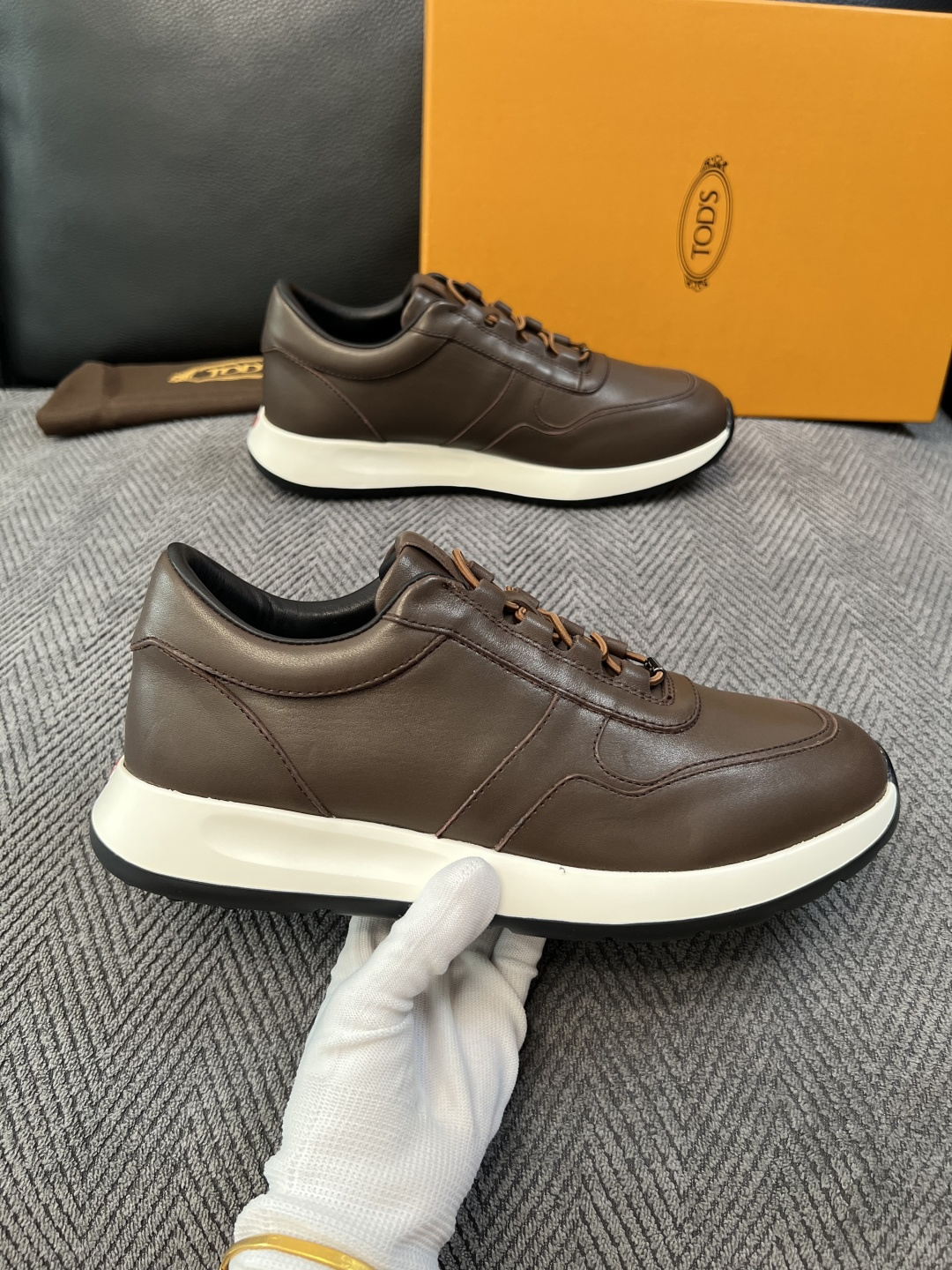 Tods  高品质  顶级工艺品  托德斯  专柜新款原厂配置，意大利进口牛皮拼布面料，进口牛里垫，透气舒适，鞋底：原厂