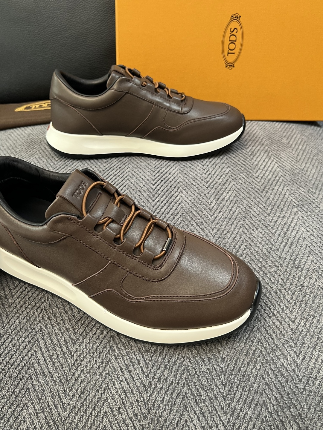Tods  高品质  顶级工艺品  托德斯  专柜新款原厂配置，意大利进口牛皮拼布面料，进口牛里垫，透气舒适，鞋底：原厂