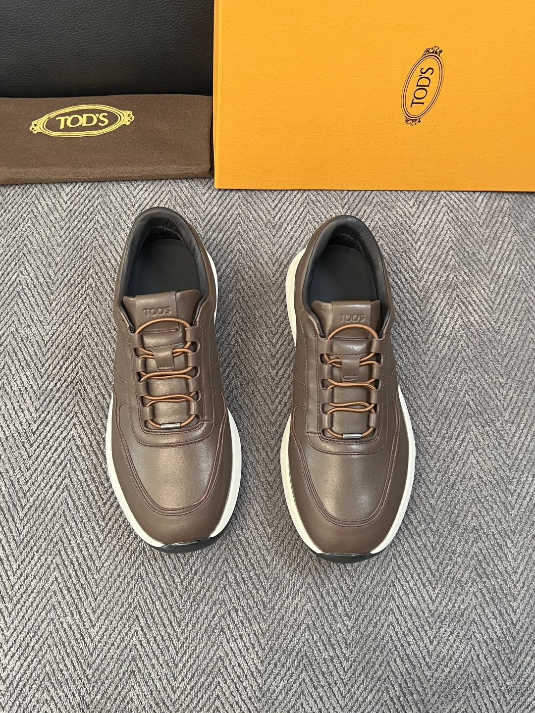 Tods  高品质  顶级工艺品  托德斯  专柜新款原厂配置，意大利进口牛皮拼布面料，进口牛里垫，透气舒适，鞋底：原厂
