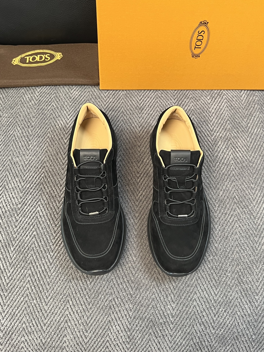 Tods  高品质  顶级工艺品  托德斯  专柜新款原厂配置，意大利进口牛皮拼布面料，进口牛里垫，透气舒适，鞋底：原厂