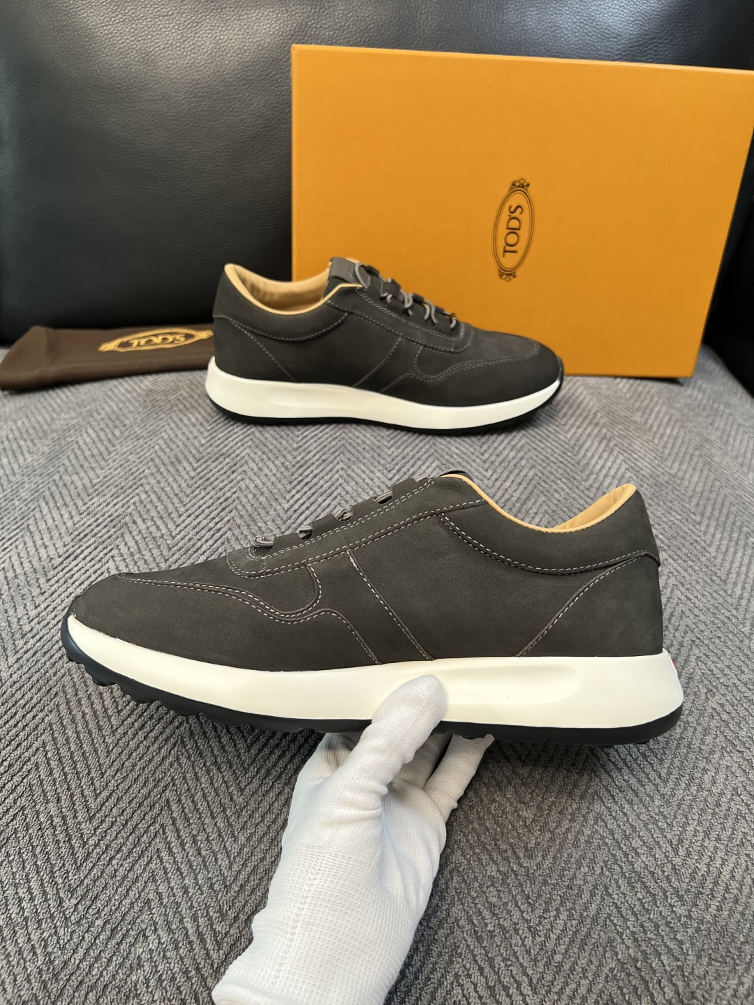 Tods  高品质  顶级工艺品  托德斯  专柜新款原厂配置，意大利进口牛皮拼布面料，进口牛里垫，透气舒适，鞋底：原厂