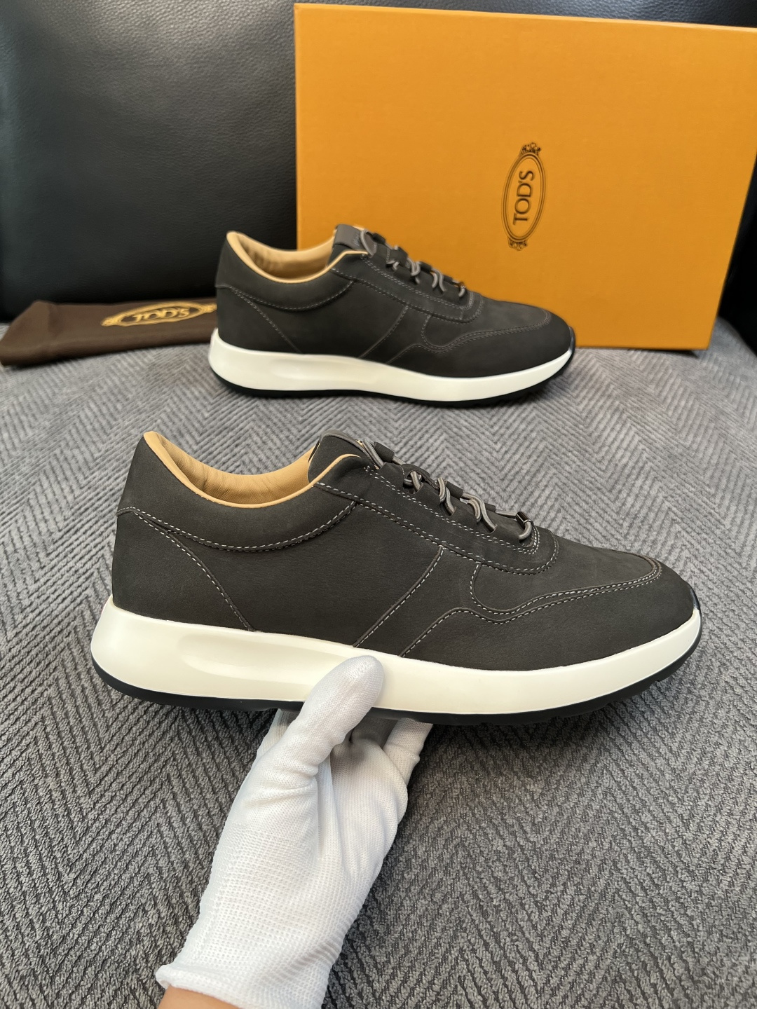 Tods  高品质  顶级工艺品  托德斯  专柜新款原厂配置，意大利进口牛皮拼布面料，进口牛里垫，透气舒适，鞋底：原厂