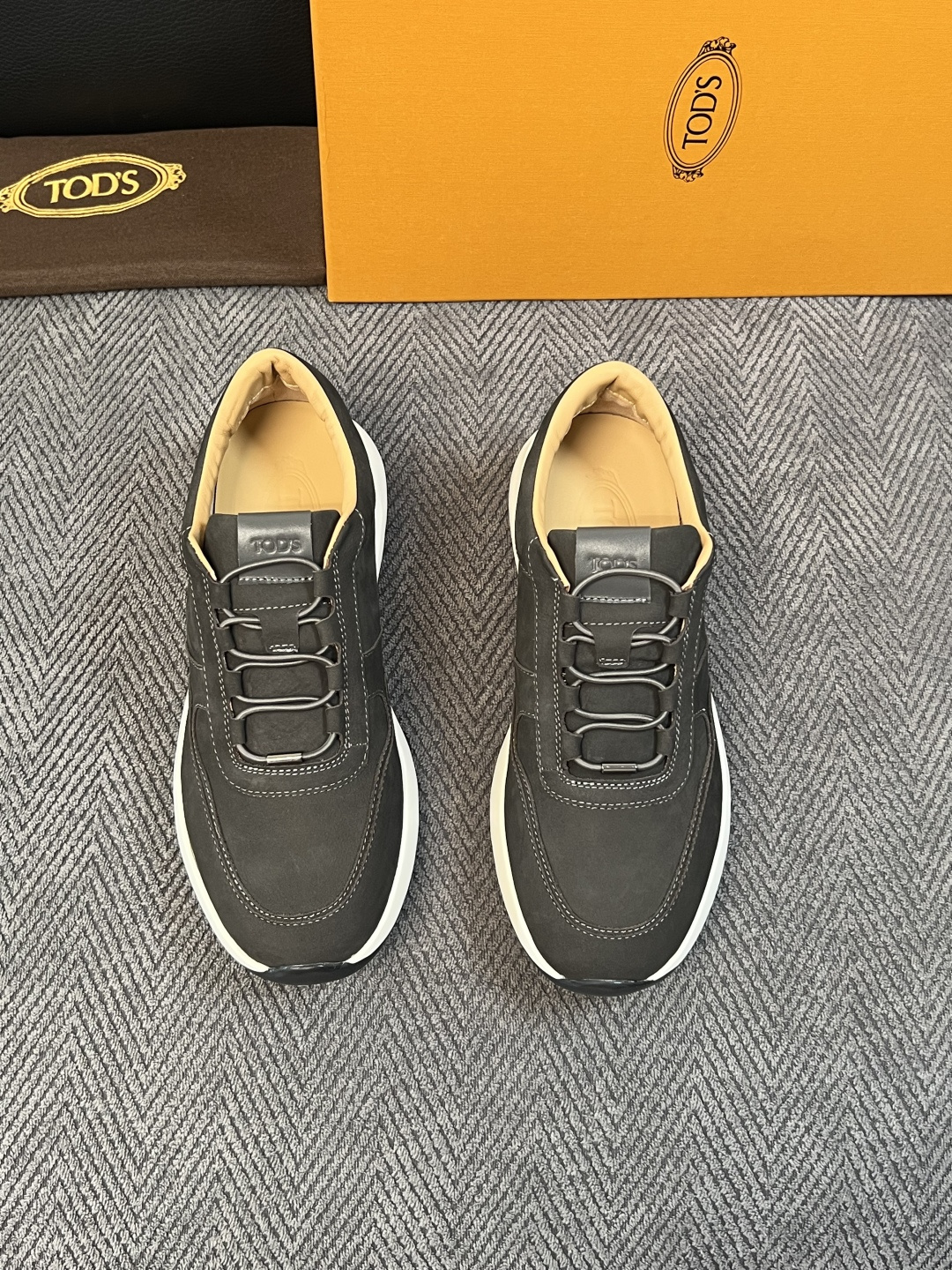 Tods  高品质  顶级工艺品  托德斯  专柜新款原厂配置，意大利进口牛皮拼布面料，进口牛里垫，透气舒适，鞋底：原厂