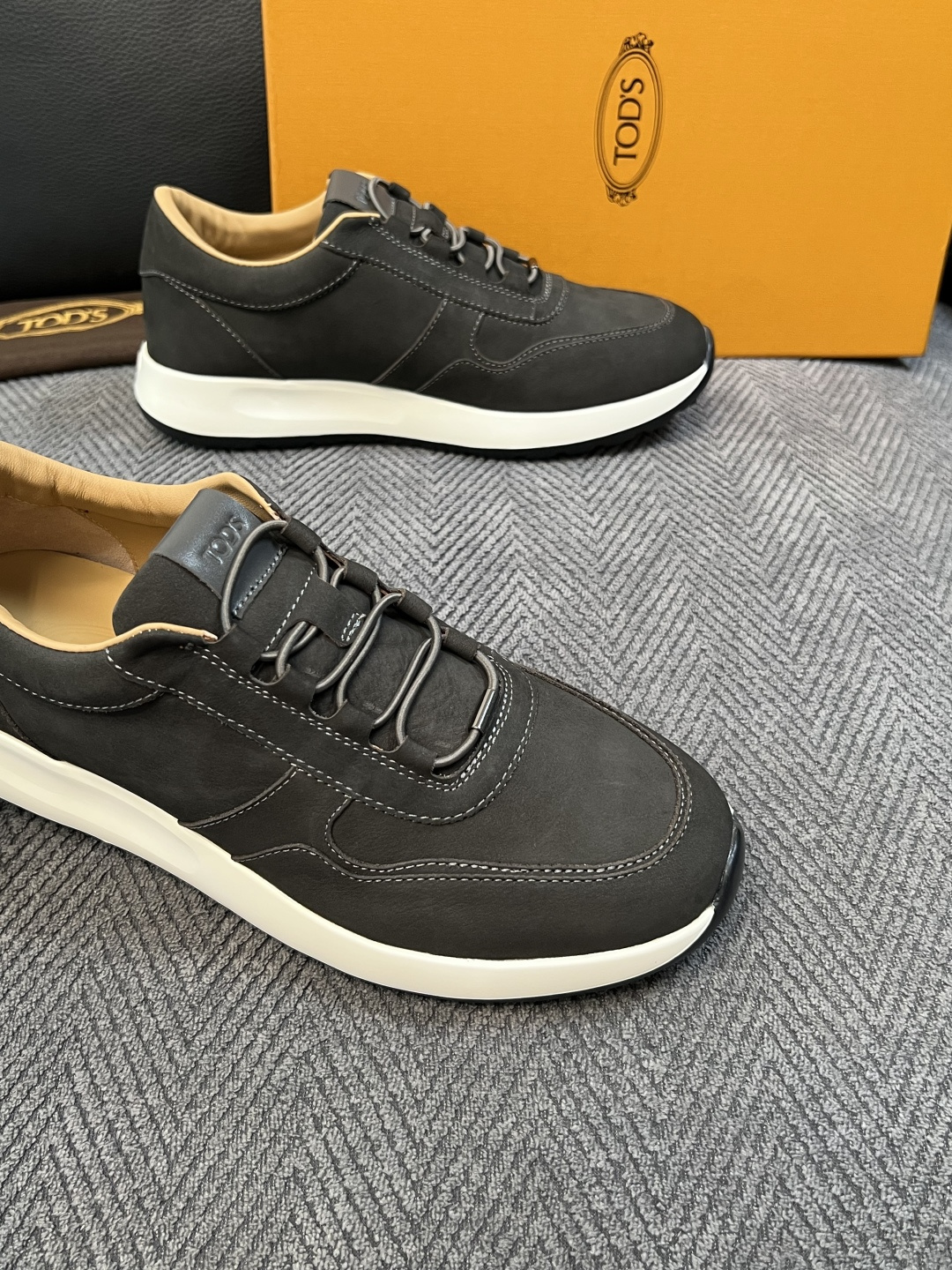 Tods  高品质  顶级工艺品  托德斯  专柜新款原厂配置，意大利进口牛皮拼布面料，进口牛里垫，透气舒适，鞋底：原厂