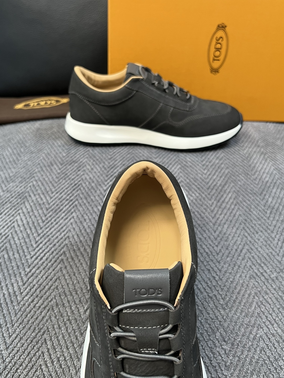 Tods  高品质  顶级工艺品  托德斯  专柜新款原厂配置，意大利进口牛皮拼布面料，进口牛里垫，透气舒适，鞋底：原厂