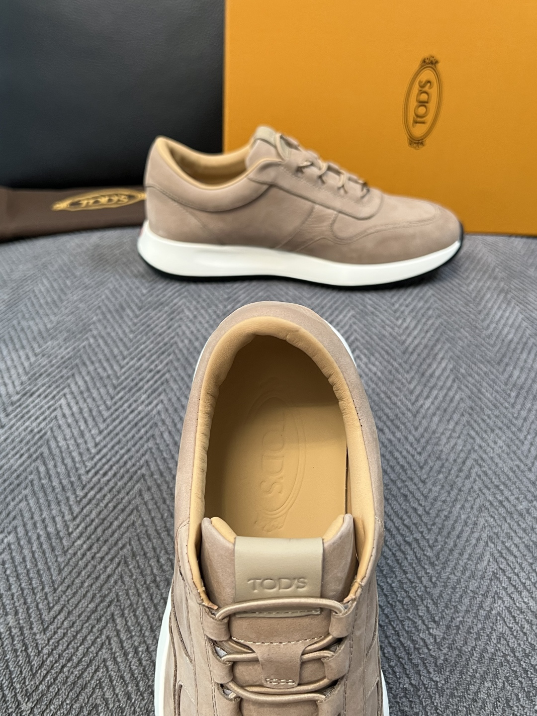 Tods  高品质  顶级工艺品  托德斯  专柜新款原厂配置，意大利进口牛皮拼布面料，进口牛里垫，透气舒适，鞋底：原厂
