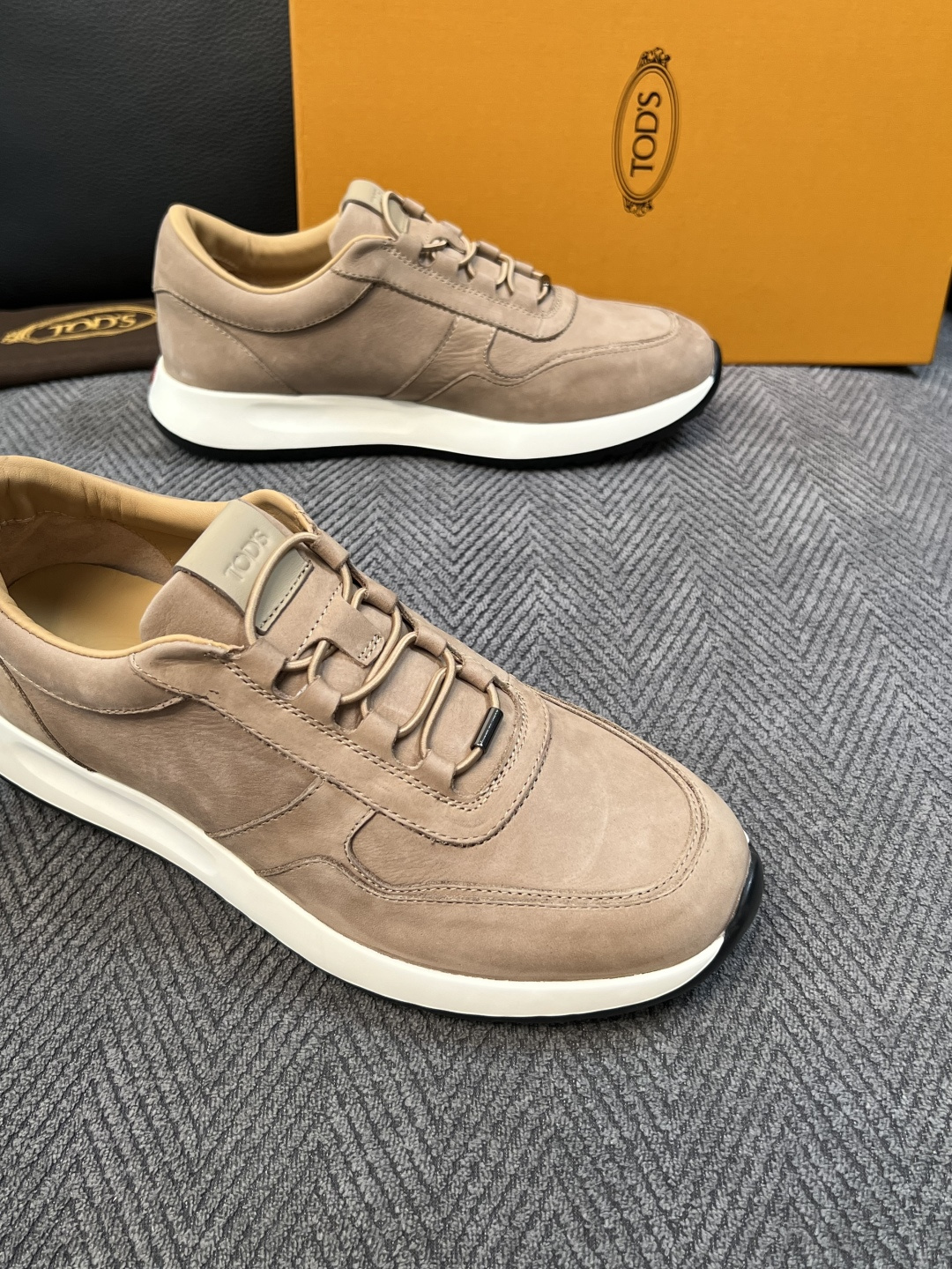 Tods  高品质  顶级工艺品  托德斯  专柜新款原厂配置，意大利进口牛皮拼布面料，进口牛里垫，透气舒适，鞋底：原厂