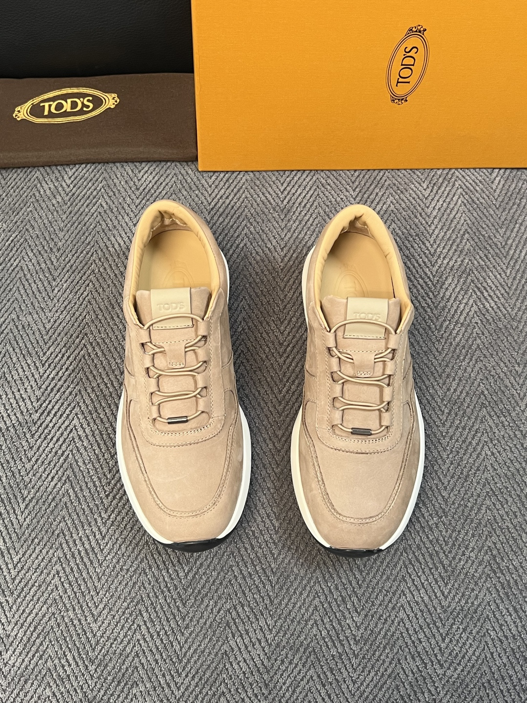 Tods  高品质  顶级工艺品  托德斯  专柜新款原厂配置，意大利进口牛皮拼布面料，进口牛里垫，透气舒适，鞋底：原厂