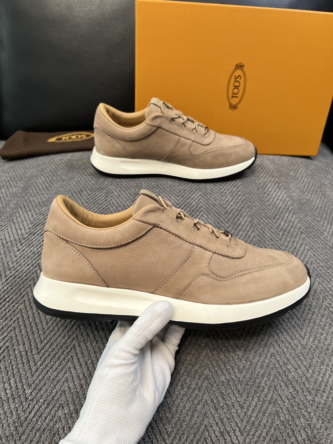 Tods  高品质  顶级工艺品  托德斯  专柜新款原厂配置，意大利进口牛皮拼布面料，进口牛里垫，透气舒适，鞋底：原厂