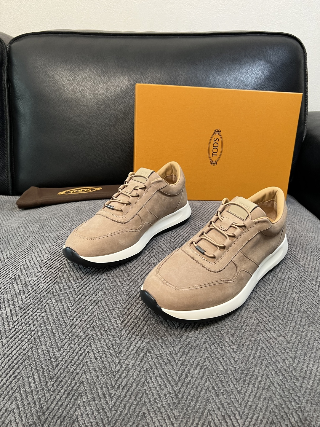 Tods  高品质  顶级工艺品  托德斯  专柜新款原厂配置，意大利进口牛皮拼布面料，进口牛里垫，透气舒适，鞋底：原厂