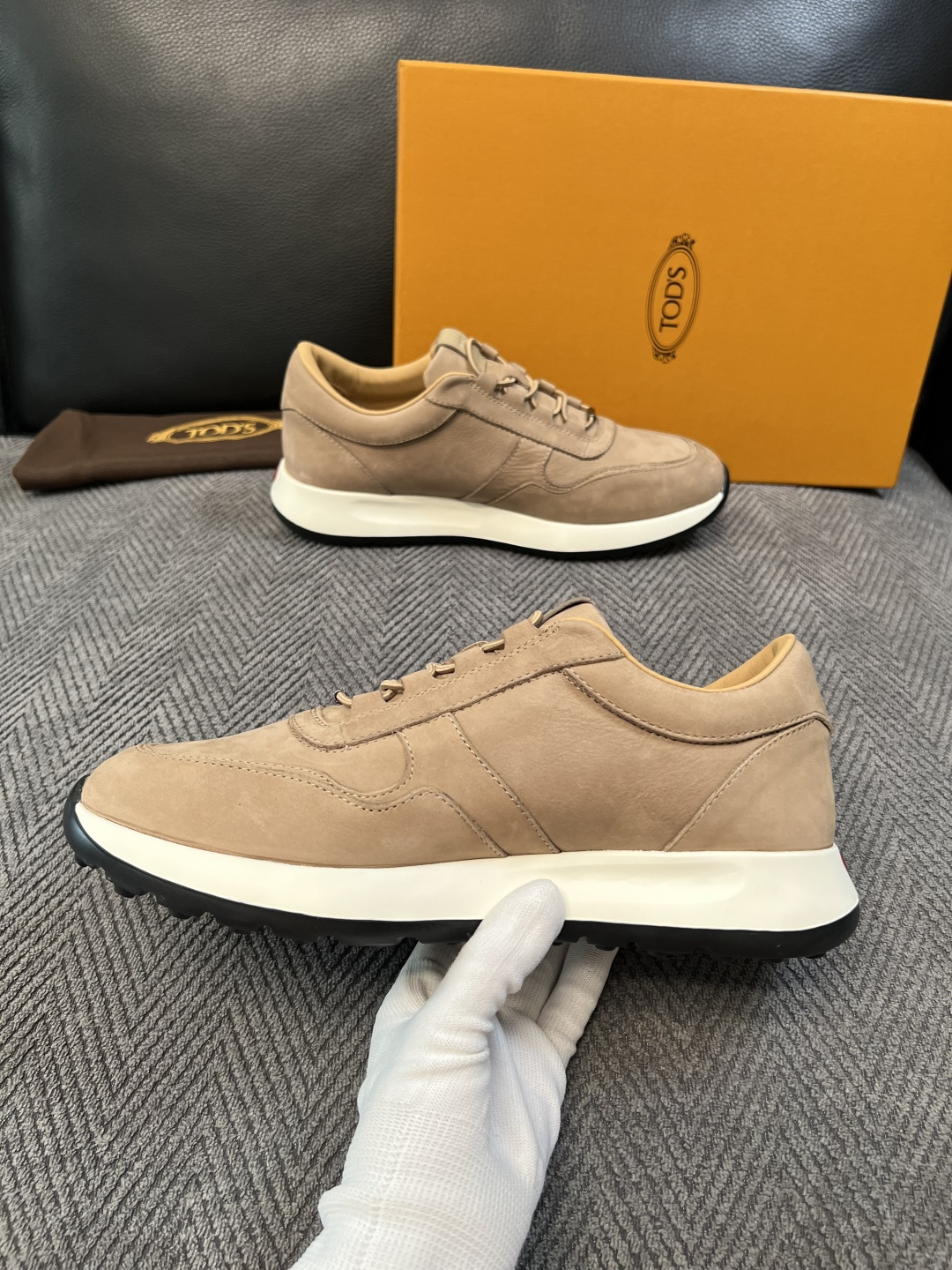 Tods  高品质  顶级工艺品  托德斯  专柜新款原厂配置，意大利进口牛皮拼布面料，进口牛里垫，透气舒适，鞋底：原厂