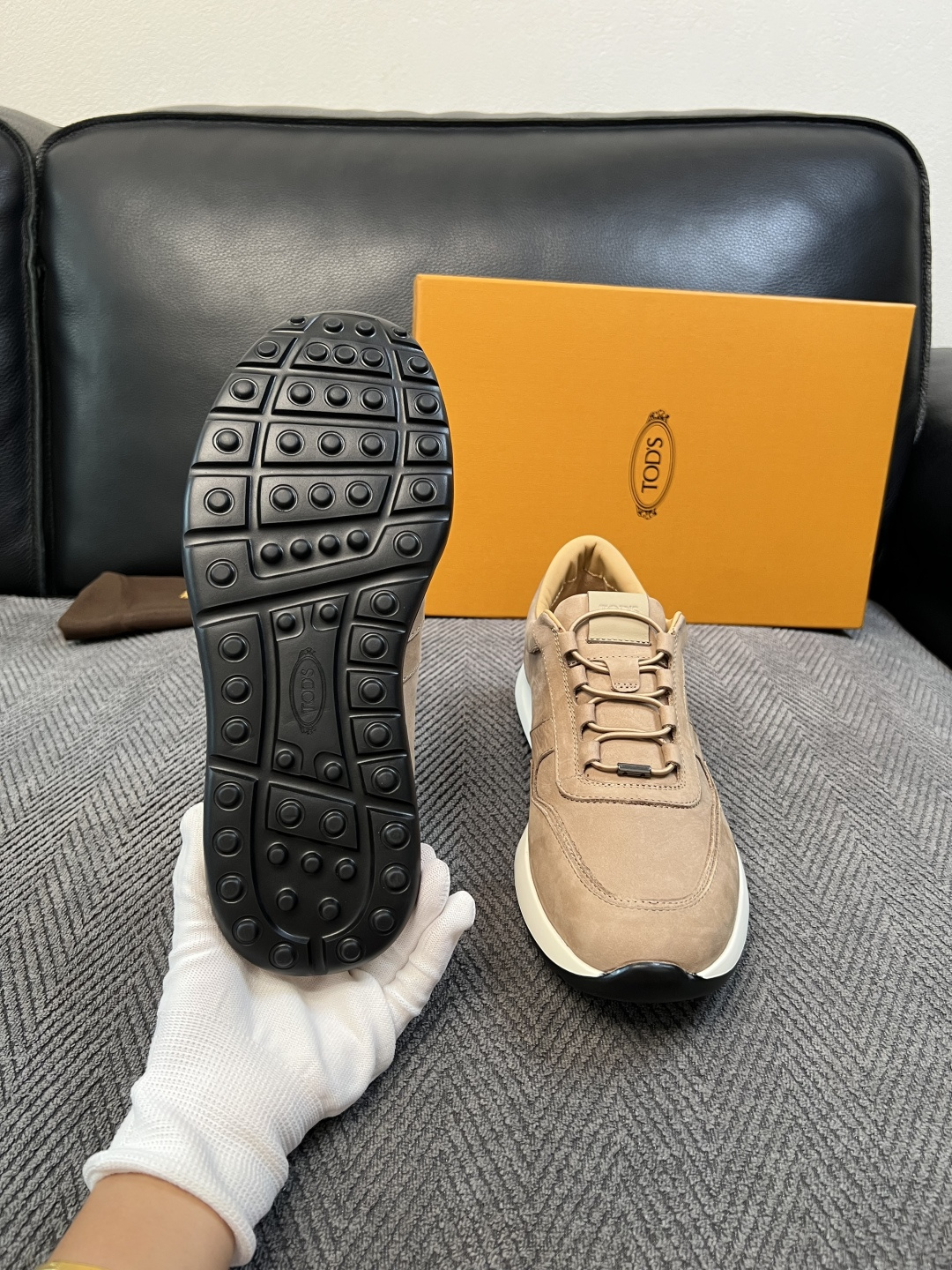 Tods  高品质  顶级工艺品  托德斯  专柜新款原厂配置，意大利进口牛皮拼布面料，进口牛里垫，透气舒适，鞋底：原厂