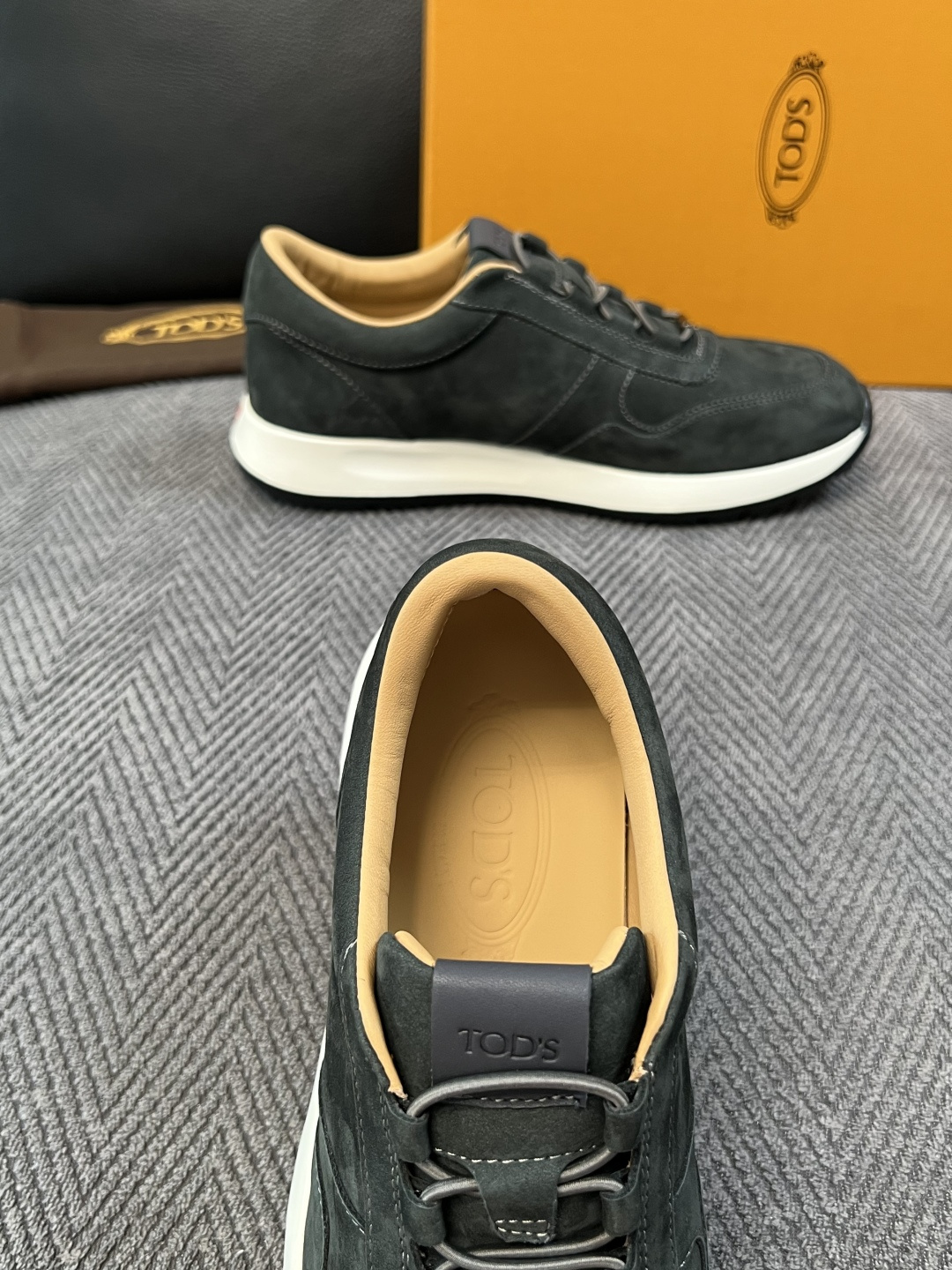 Tods  高品质  顶级工艺品  托德斯  专柜新款原厂配置，意大利进口牛皮拼布面料，进口牛里垫，透气舒适，鞋底：原厂