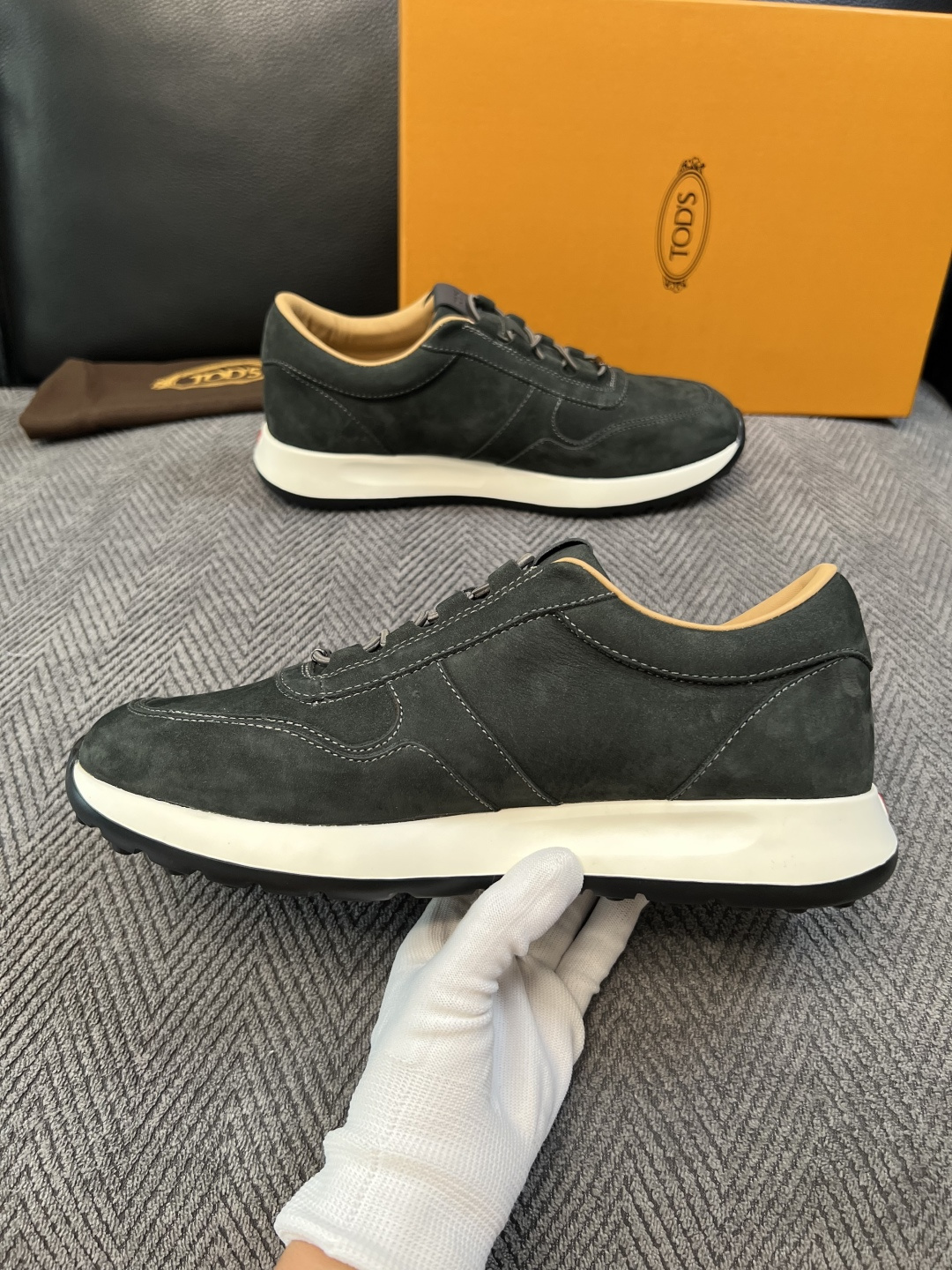 Tods  高品质  顶级工艺品  托德斯  专柜新款原厂配置，意大利进口牛皮拼布面料，进口牛里垫，透气舒适，鞋底：原厂