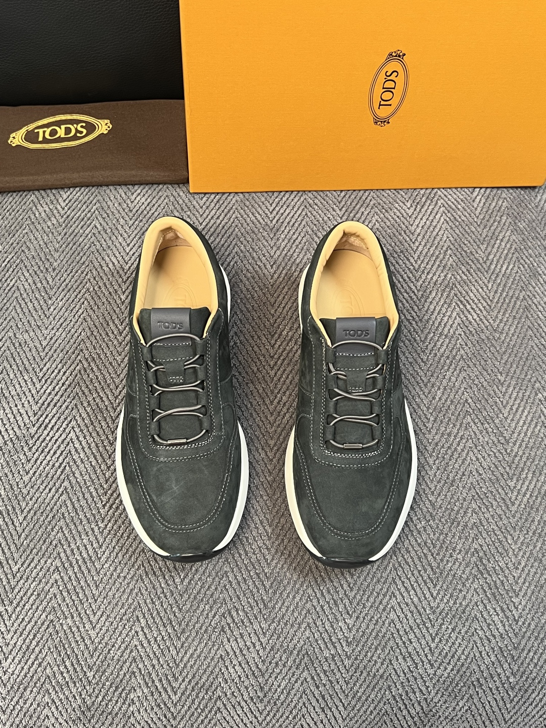 Tods  高品质  顶级工艺品  托德斯  专柜新款原厂配置，意大利进口牛皮拼布面料，进口牛里垫，透气舒适，鞋底：原厂