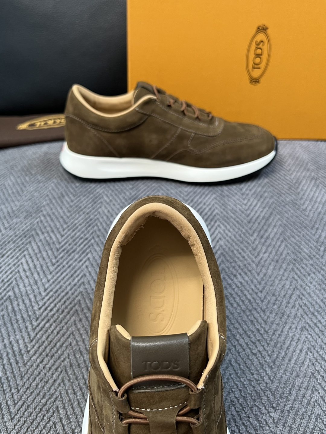 Tods  高品质  顶级工艺品  托德斯  专柜新款原厂配置，意大利进口牛皮拼布面料，进口牛里垫，透气舒适，鞋底：原厂
