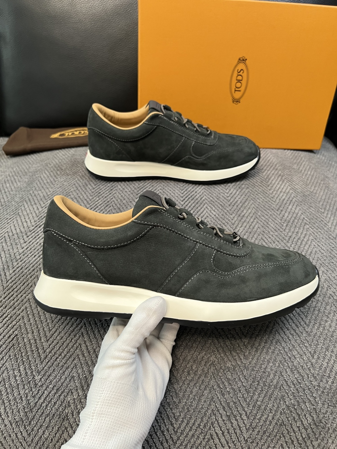 Tods  高品质  顶级工艺品  托德斯  专柜新款原厂配置，意大利进口牛皮拼布面料，进口牛里垫，透气舒适，鞋底：原厂