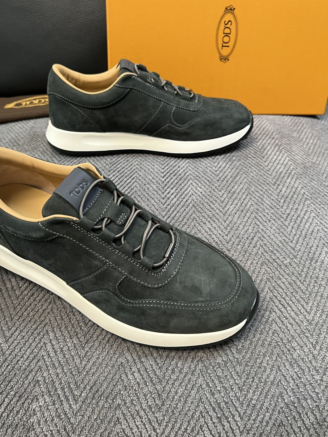Tods  高品质  顶级工艺品  托德斯  专柜新款原厂配置，意大利进口牛皮拼布面料，进口牛里垫，透气舒适，鞋底：原厂