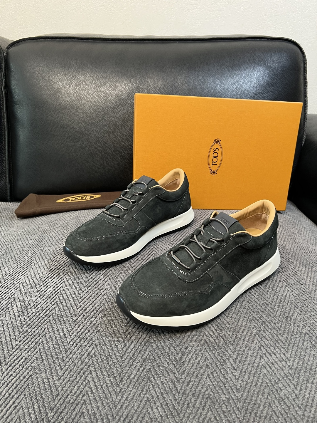 Tods  高品质  顶级工艺品  托德斯  专柜新款原厂配置，意大利进口牛皮拼布面料，进口牛里垫，透气舒适，鞋底：原厂