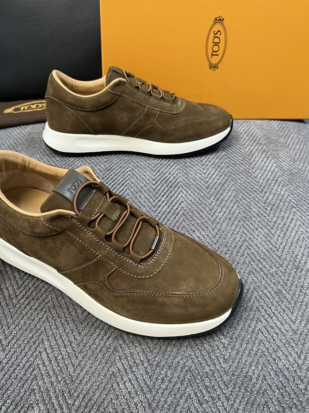 Tods  高品质  顶级工艺品  托德斯  专柜新款原厂配置，意大利进口牛皮拼布面料，进口牛里垫，透气舒适，鞋底：原厂