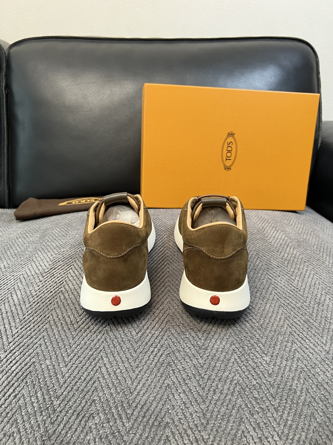 Tods  高品质  顶级工艺品  托德斯  专柜新款原厂配置，意大利进口牛皮拼布面料，进口牛里垫，透气舒适，鞋底：原厂