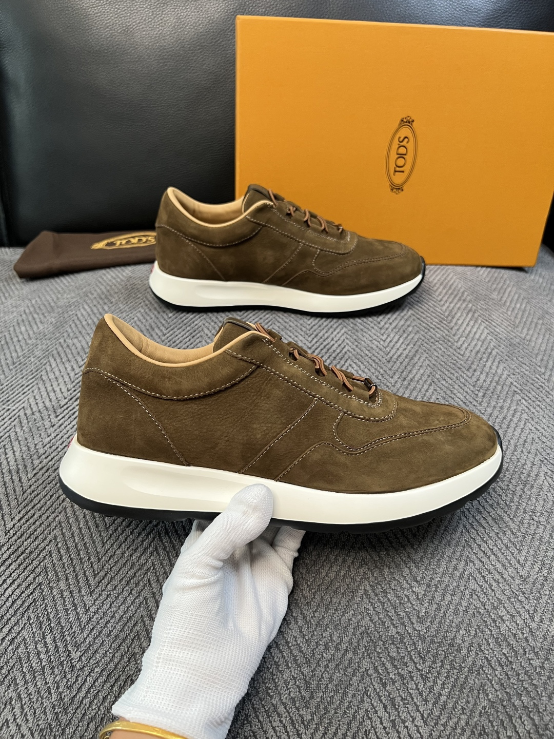 Tods  高品质  顶级工艺品  托德斯  专柜新款原厂配置，意大利进口牛皮拼布面料，进口牛里垫，透气舒适，鞋底：原厂