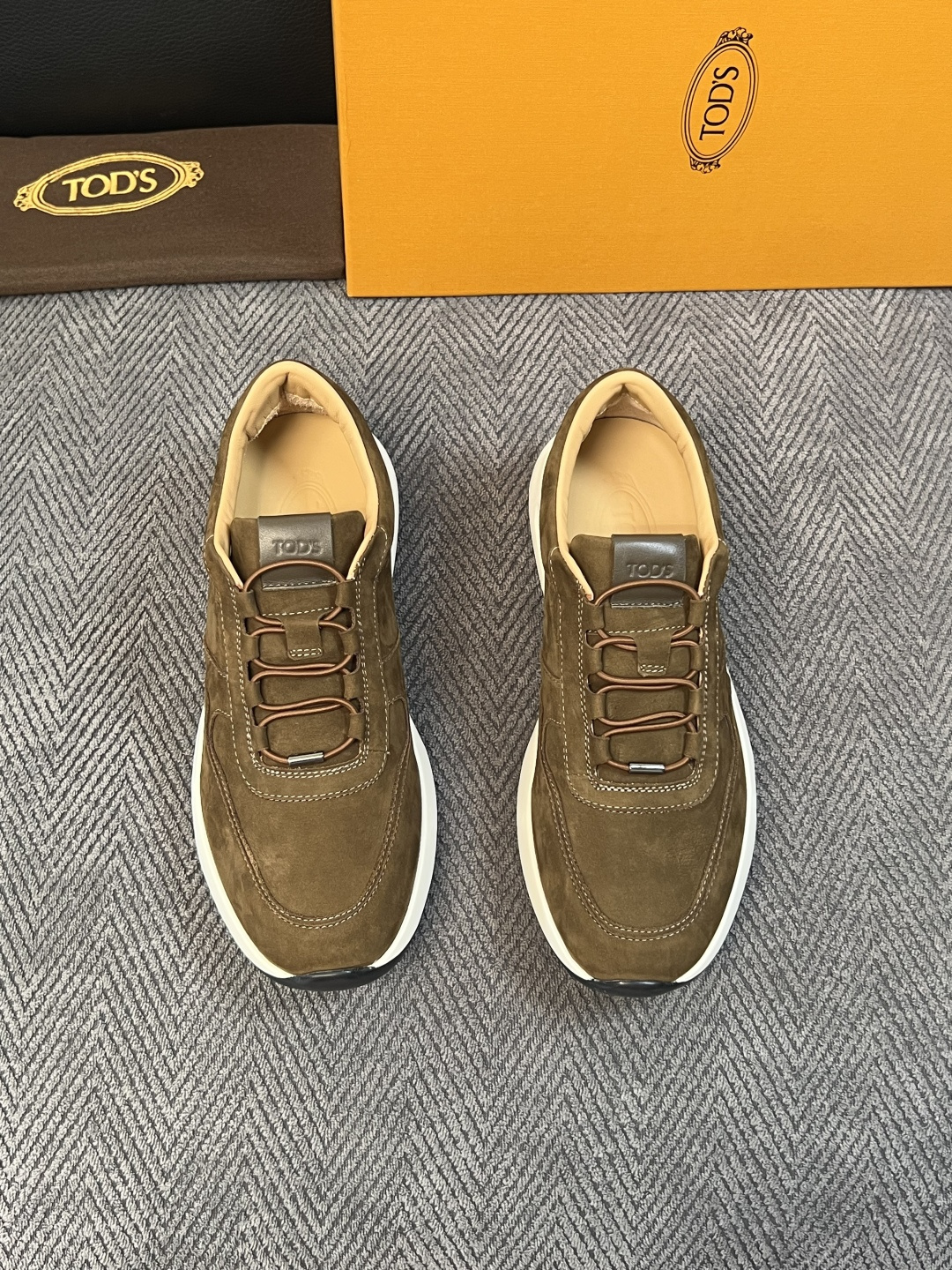 Tods  高品质  顶级工艺品  托德斯  专柜新款原厂配置，意大利进口牛皮拼布面料，进口牛里垫，透气舒适，鞋底：原厂