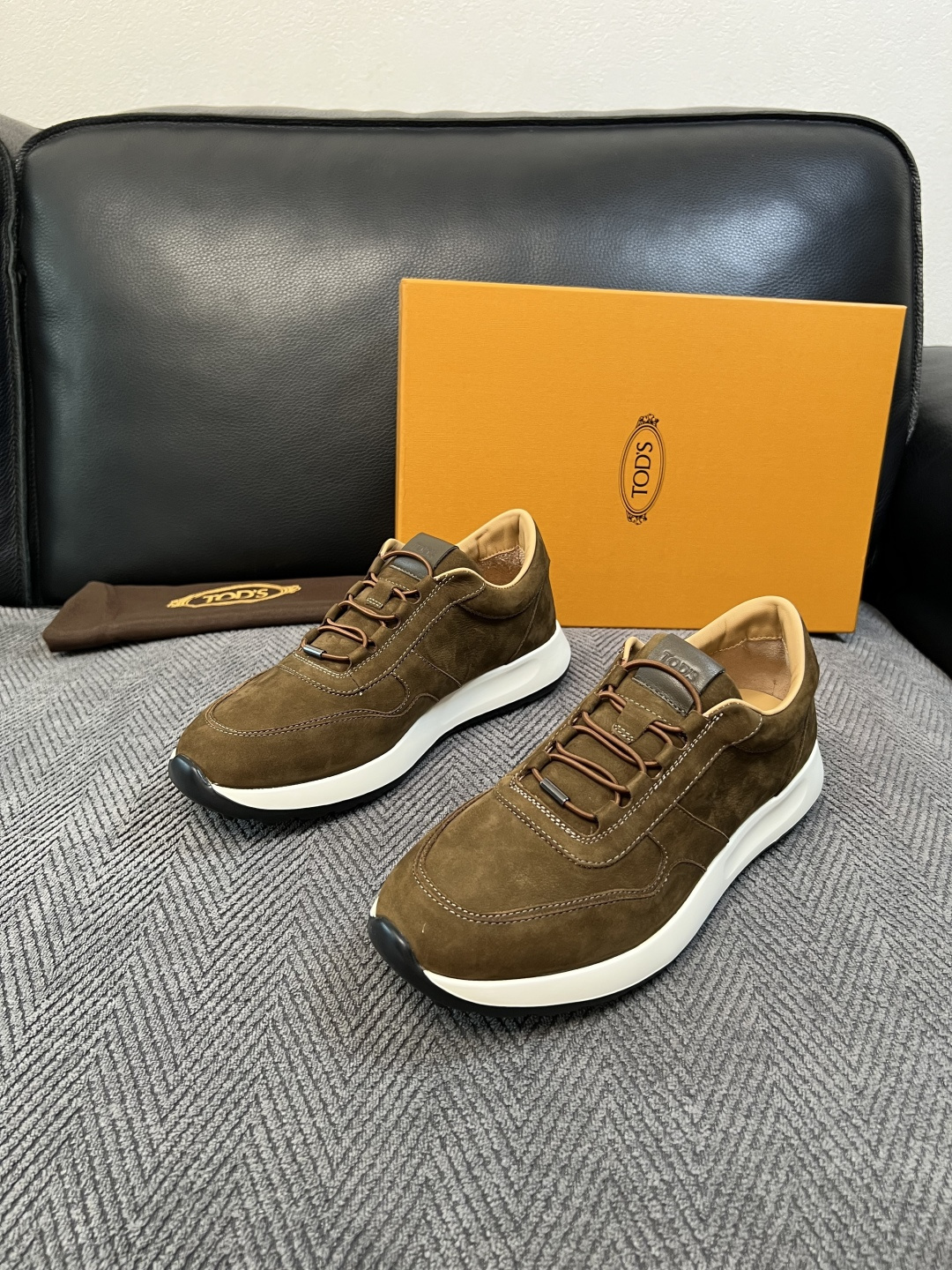 Tods  高品质  顶级工艺品  托德斯  专柜新款原厂配置，意大利进口牛皮拼布面料，进口牛里垫，透气舒适，鞋底：原厂