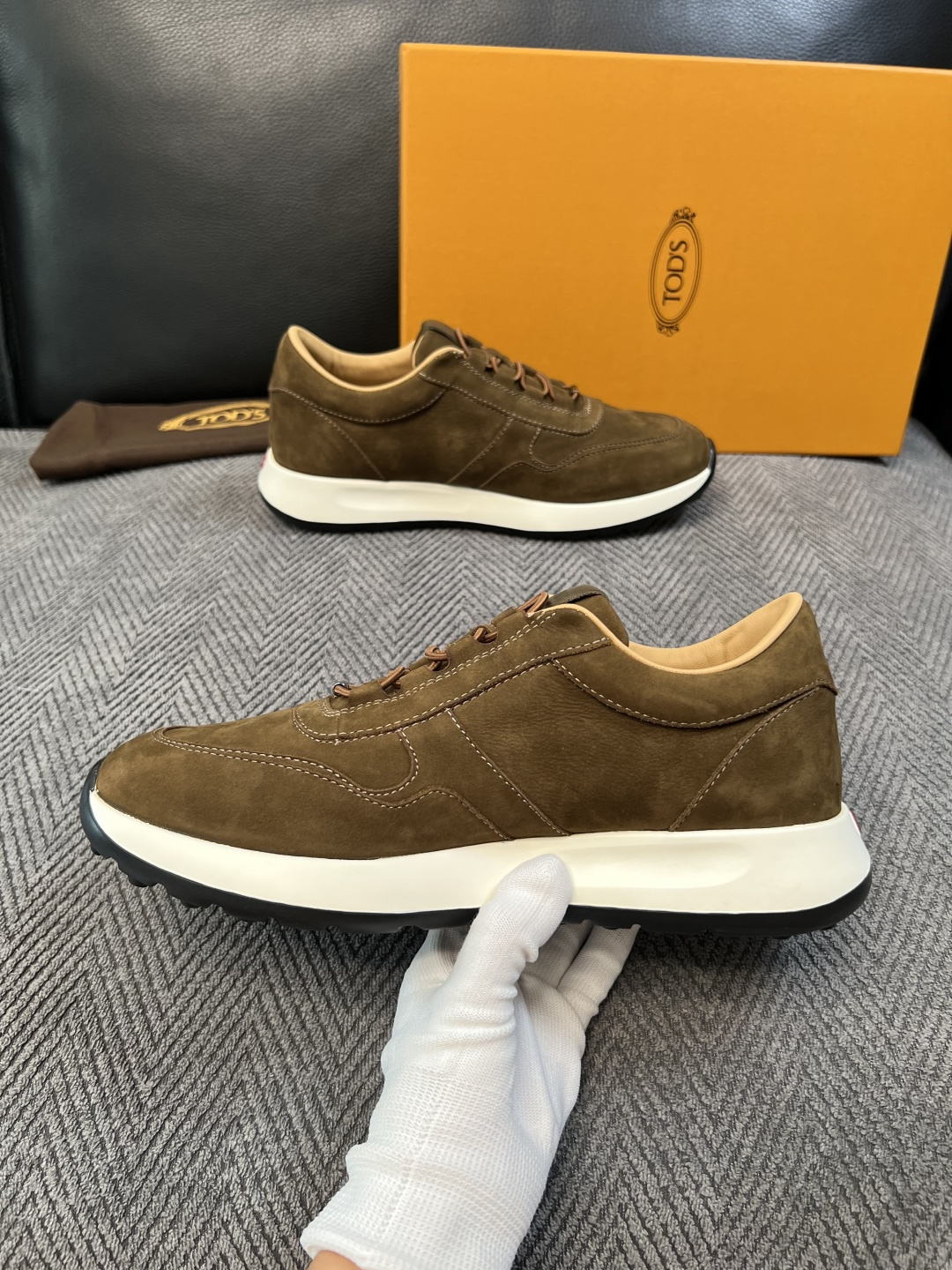 Tods  高品质  顶级工艺品  托德斯  专柜新款原厂配置，意大利进口牛皮拼布面料，进口牛里垫，透气舒适，鞋底：原厂