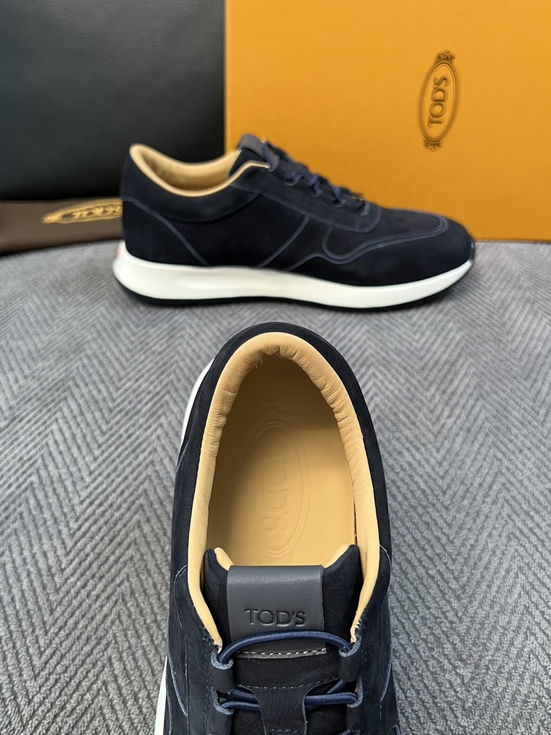 Tods  高品质  顶级工艺品  托德斯  专柜新款原厂配置，意大利进口牛皮拼布面料，进口牛里垫，透气舒适，鞋底：原厂
