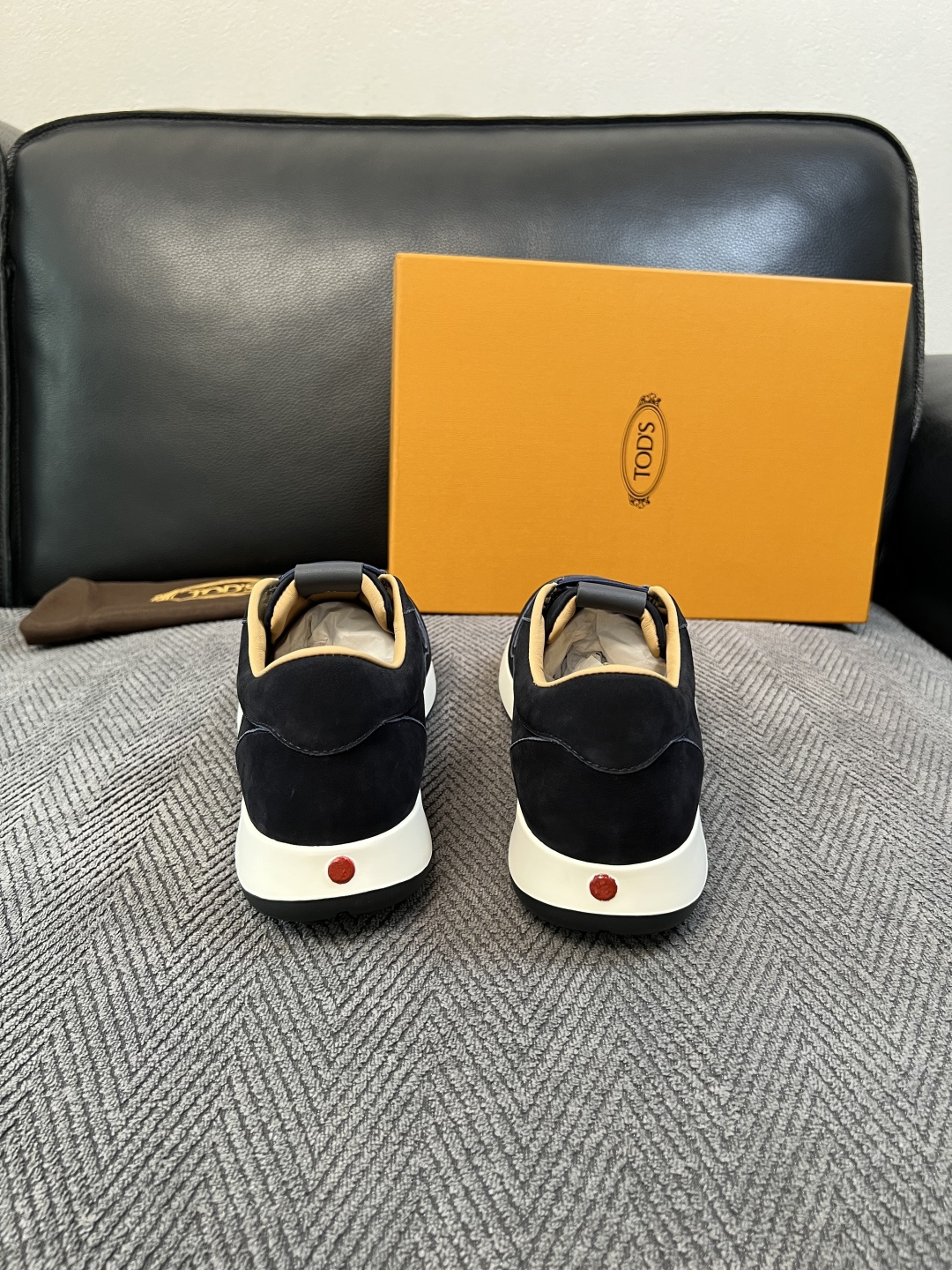 Tods  高品质  顶级工艺品  托德斯  专柜新款原厂配置，意大利进口牛皮拼布面料，进口牛里垫，透气舒适，鞋底：原厂