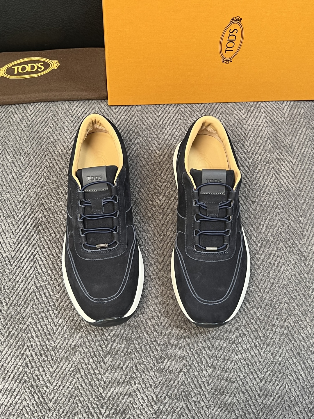 Tods  高品质  顶级工艺品  托德斯  专柜新款原厂配置，意大利进口牛皮拼布面料，进口牛里垫，透气舒适，鞋底：原厂