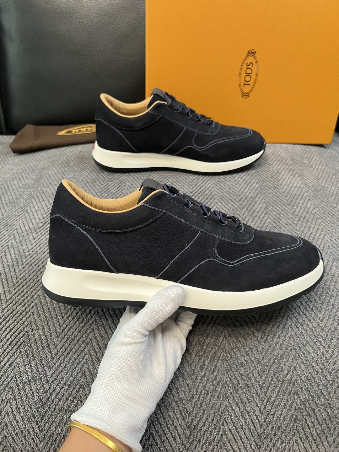 Tods  高品质  顶级工艺品  托德斯  专柜新款原厂配置，意大利进口牛皮拼布面料，进口牛里垫，透气舒适，鞋底：原厂