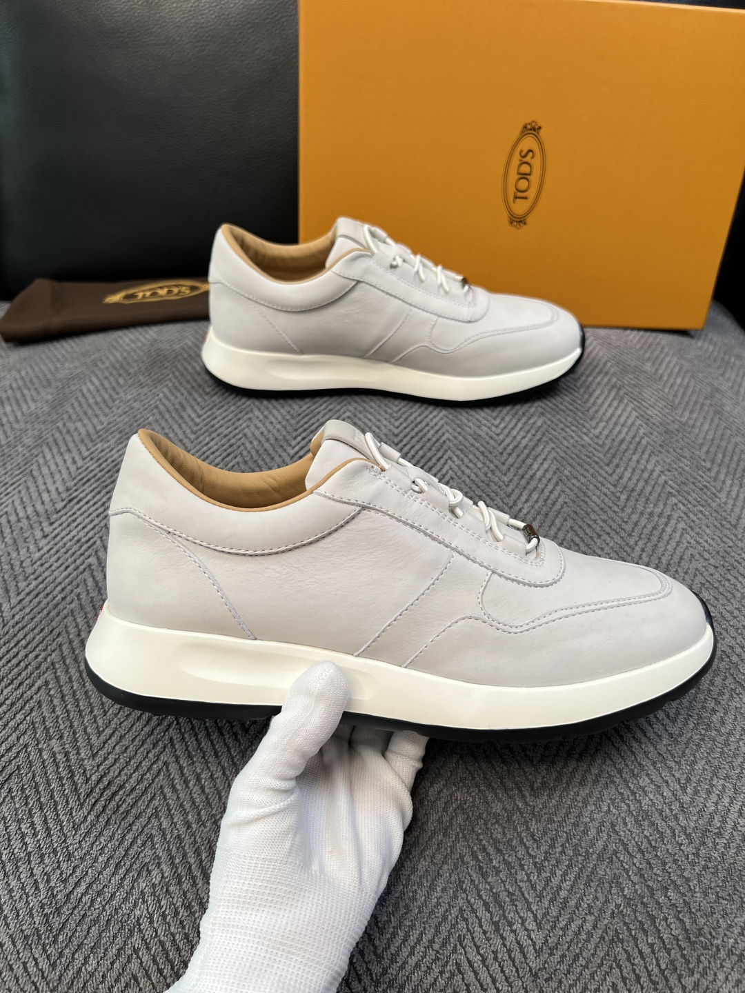 Tods  高品质  顶级工艺品  托德斯  专柜新款原厂配置，意大利进口牛皮拼布面料，进口牛里垫，透气舒适，鞋底：原厂