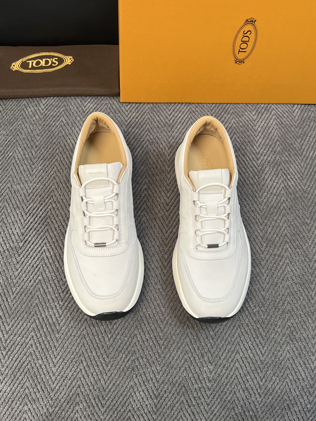Tods  高品质  顶级工艺品  托德斯  专柜新款原厂配置，意大利进口牛皮拼布面料，进口牛里垫，透气舒适，鞋底：原厂