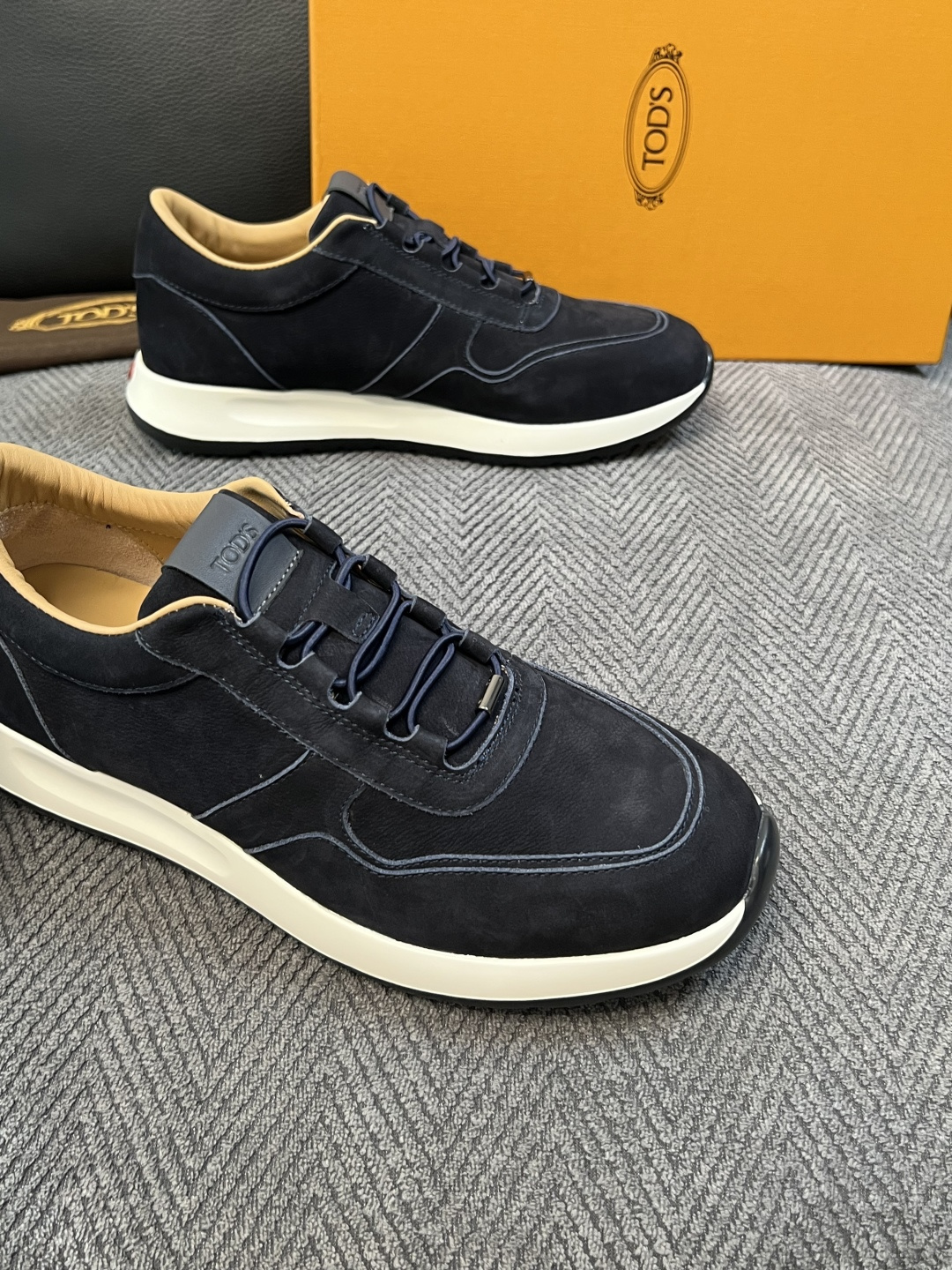 Tods  高品质  顶级工艺品  托德斯  专柜新款原厂配置，意大利进口牛皮拼布面料，进口牛里垫，透气舒适，鞋底：原厂