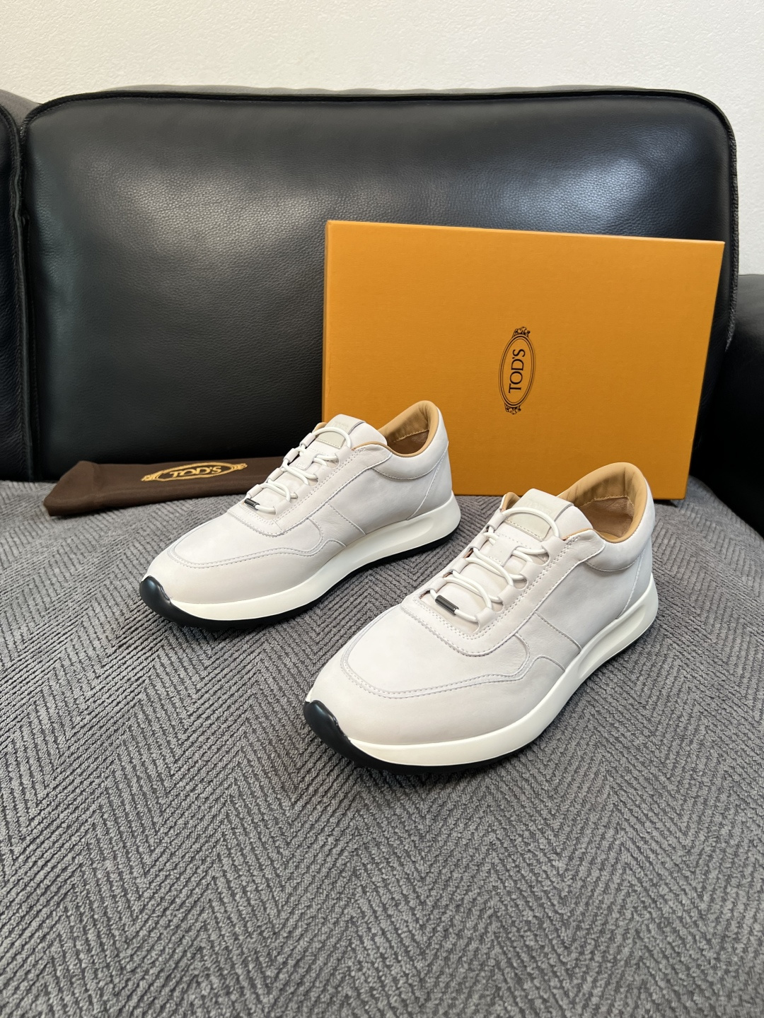 Tods  高品质  顶级工艺品  托德斯  专柜新款原厂配置，意大利进口牛皮拼布面料，进口牛里垫，透气舒适，鞋底：原厂
